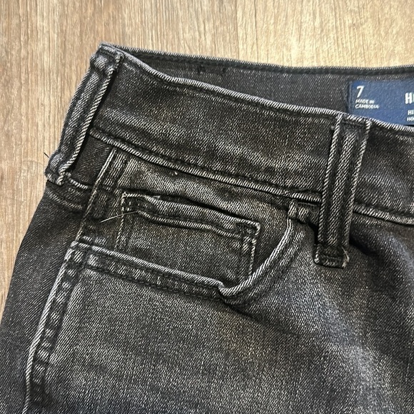HOLLISTER JUNIORS GREY/BLACK DENIM SHORTS (SIZE 7) - Picture 5 of 8